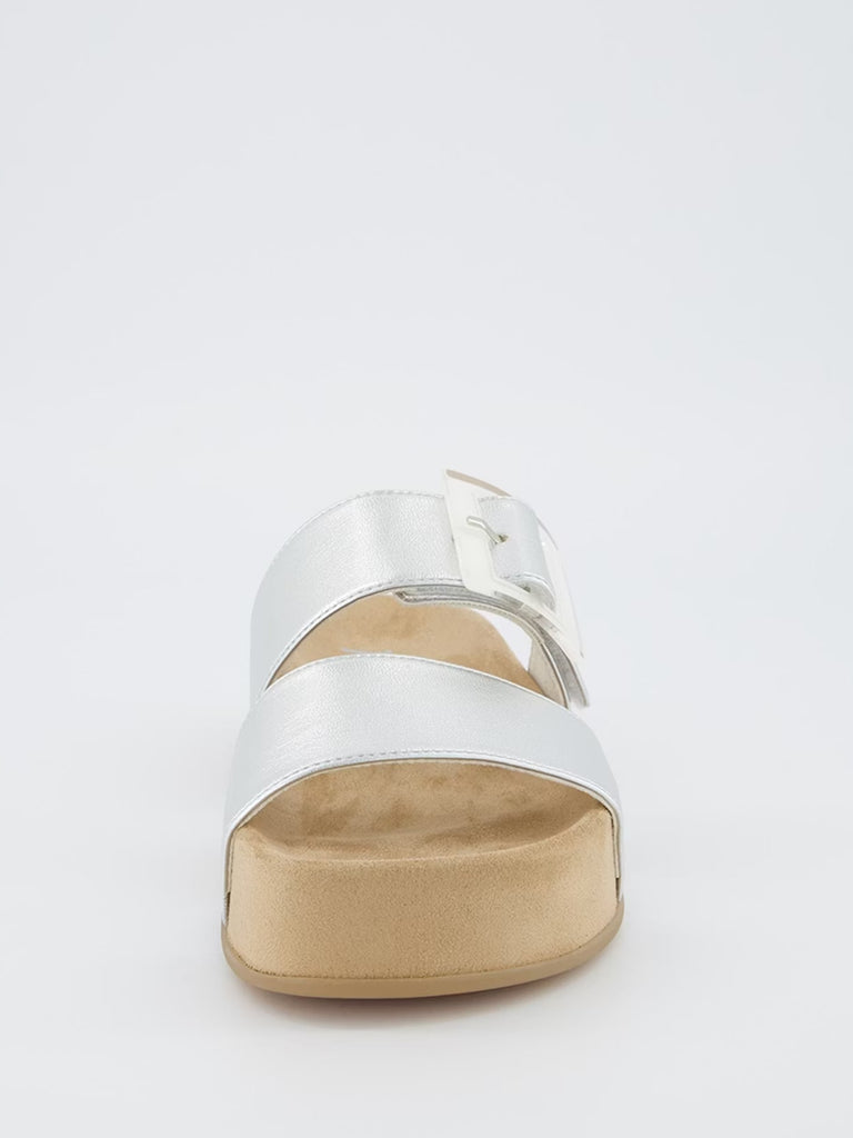 Pantolette silber mit Schliesse Ansicht vorn