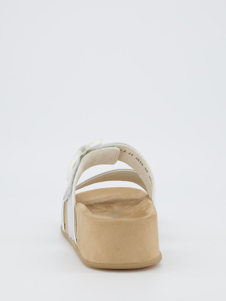 Pantolette silber mit Schliesse Ansicht hinten
