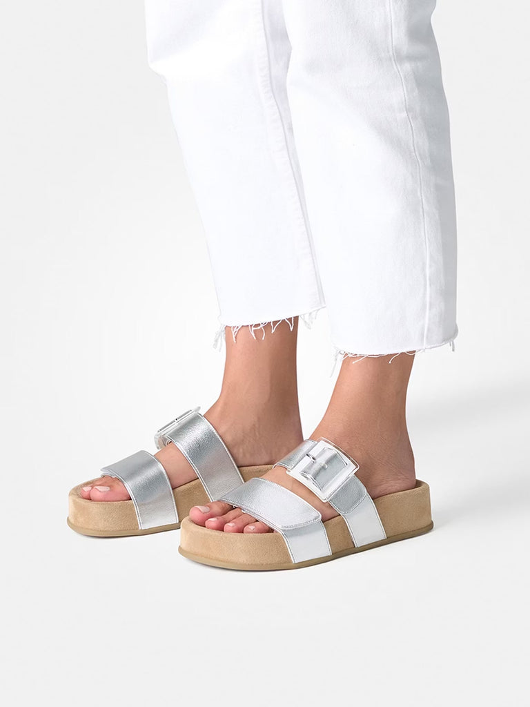 Pantolette silber mit Schliesse Ansicht Paar