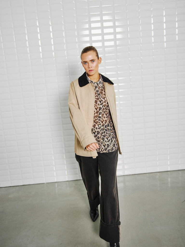 Jacke Angela dark sand, Trage-Ansicht vorn