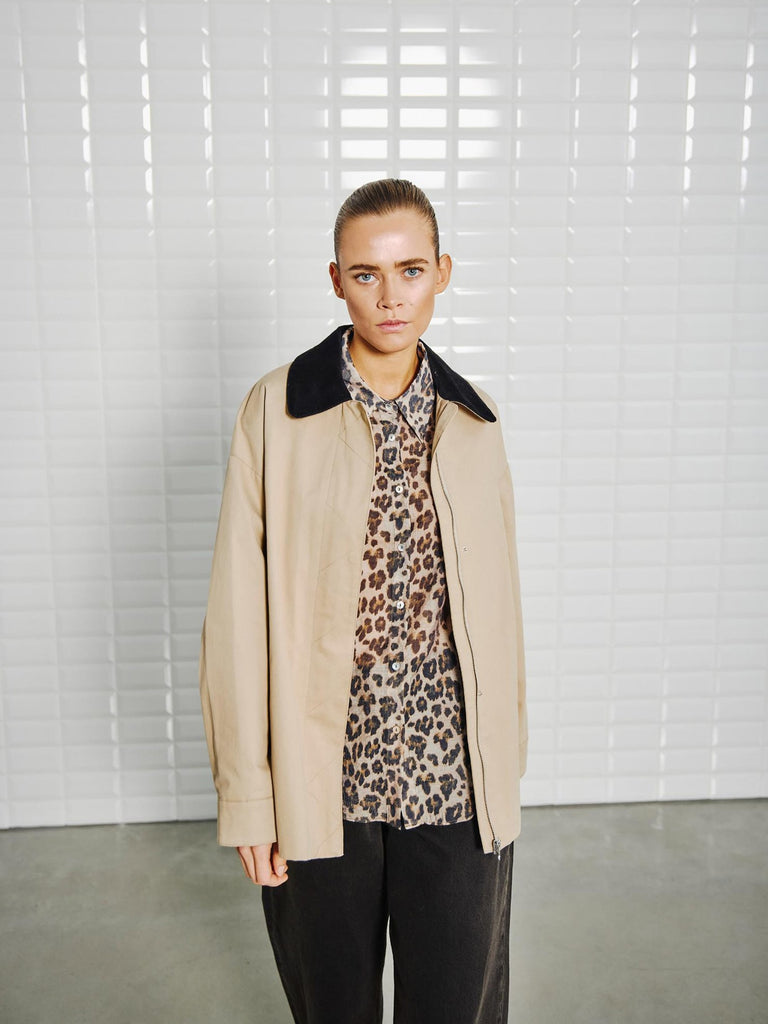 Jacke Angela dark sand, Trage-Ansicht vorn