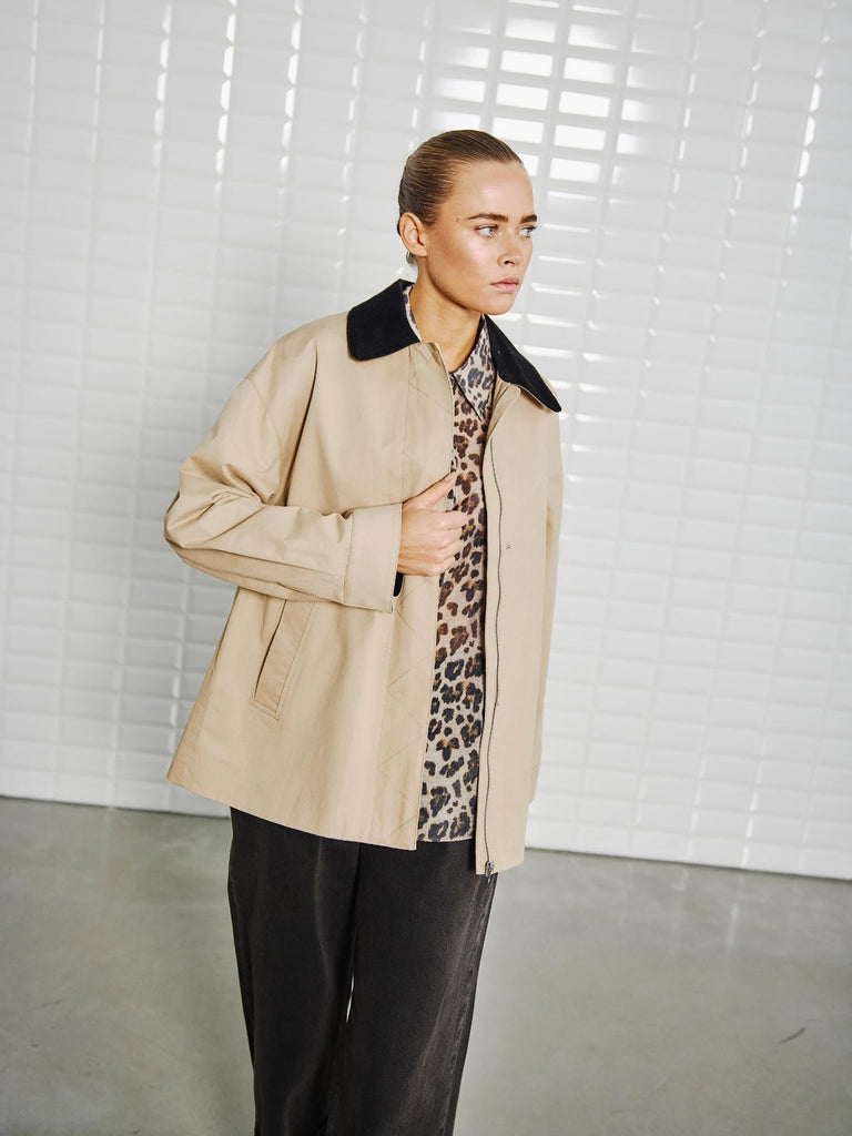 Jacke Angela dark sand, Trage-Ansicht vorn