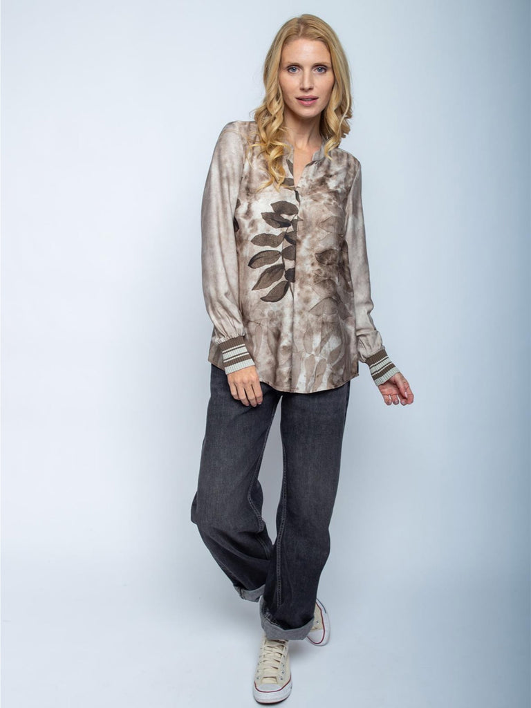 Blusenshirt taupe batik flowers, Ansicht vorn
