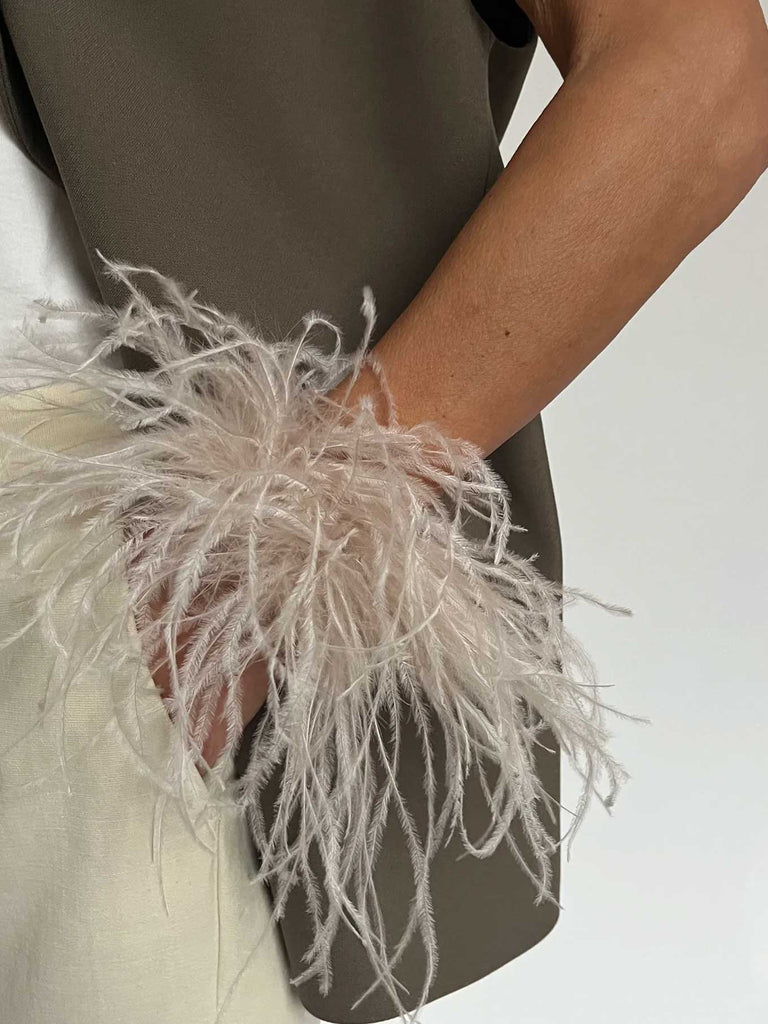 BOW Armreif Feder blush, Trage-Ansicht