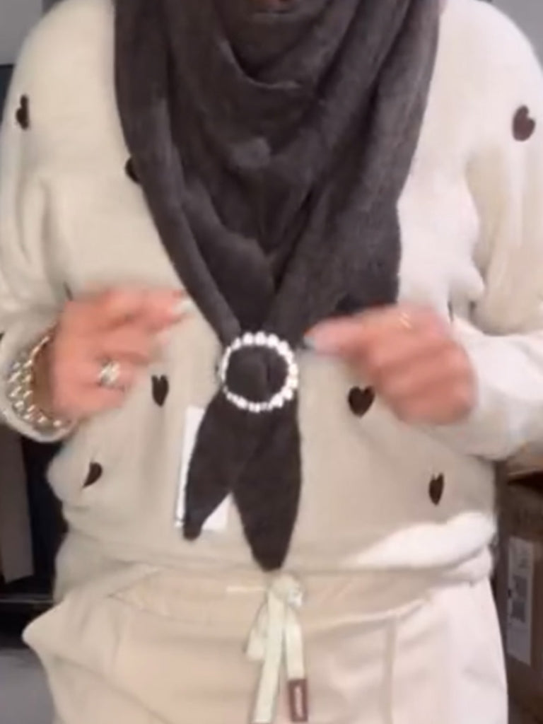 Tuch Spange Perle goldfarben, Trage-Ansicht 