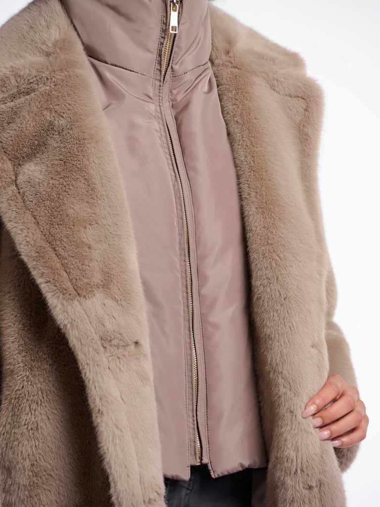 Mantel Geesje toffee, Ansicht vorn Detail