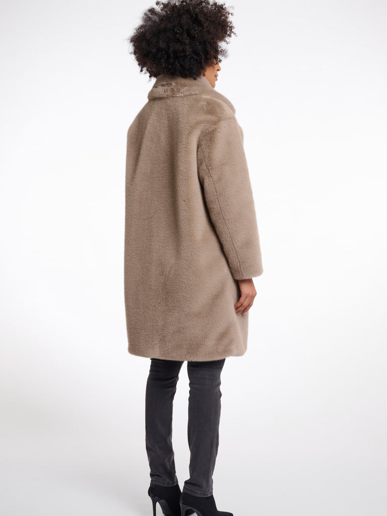 Mantel Geesje toffee, Ansicht hinten